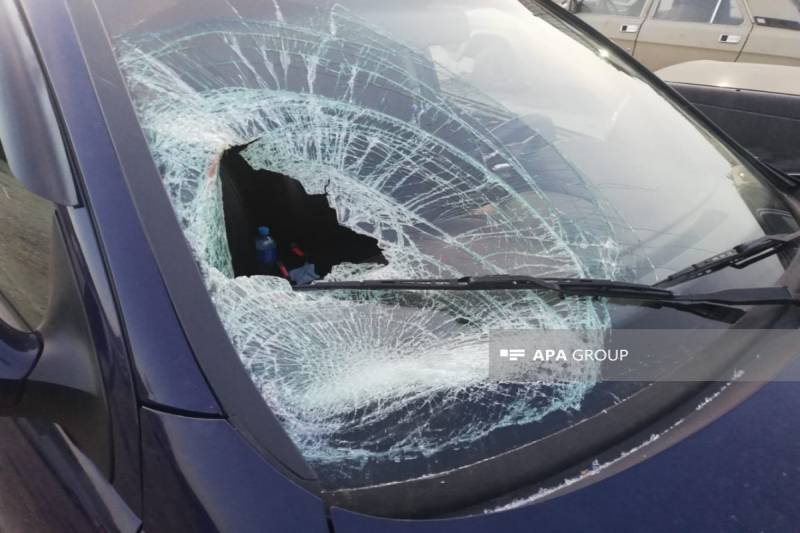 Gəncədə avtomobil ağaca çırpılıb, xəsarət alanlar var