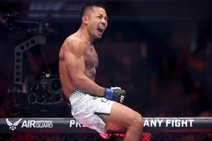 Coşua Van XXI əsrdə doğulan ilk UFC çempionu kimi tarixə düşüb Xəbər şəkili