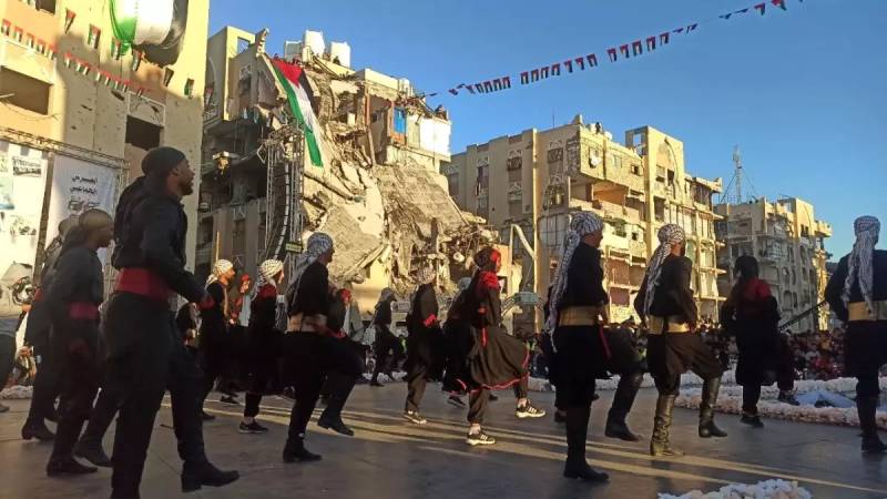 Qəzzada hərbi əməliyyatların kölgəsində kütləvi toy: BƏƏ-nin dəstəyi ilə 54 cütlük evləndi Xəbər şəkili