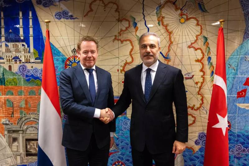 XİN Hakan Fidan NATO Toplantısı Çərçivəsində Niderlandlı Həmkarı David van Weel ilə Görüşdü Xəbər şəkili