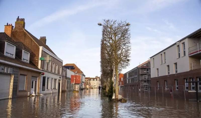 Fransada Şiddətli Yağışlar: 5 Vilayətə Narıncı Səviyyəli Daşqın Xəbərdarlığı Xəbər şəkili