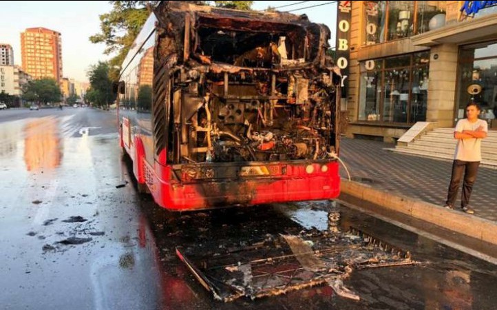 Bakıda daha bir &ldquo;BakuBus&rdquo; yandı