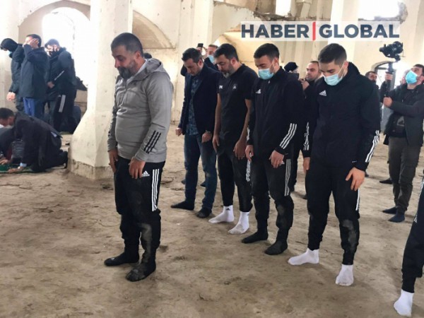 &ldquo;Qarabağ&rdquo;ın futbol&ccedil;uları Ağdam məscidində namaz qıldı - 